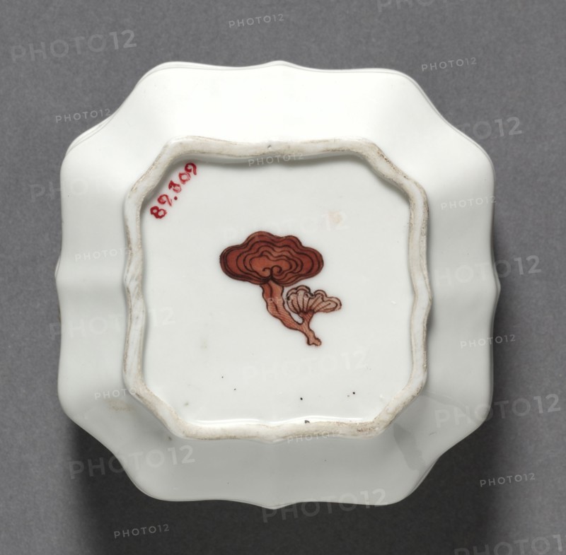 Square Covered Box with Hundred Antiquities, 1723-1735. China, Jiangxi province, Jingdezhen, Qing dynasty (1644-1912), Yongzheng reign (1722-1735). Porcelain with famille rose overglaze enamel decoration; overall: 4 x 7.5 cm (1 9/16 x 2 15/16 in.).