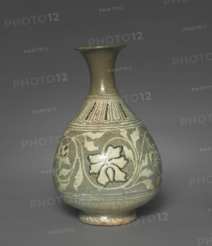 Bottle Inlaid with Peony and Scroll Design, 1400s. Korea, Joseon dynasty (1392-1910). Stoneward with inlaid, incised, and sgraffito design (Buncheong ware); outer diameter: 17 cm (6 11/16 in.); overall: 27 cm (10 5/8 in.).