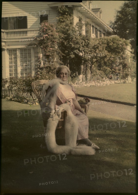 Untitled, c. 1915. Unidentified Photographer. Additive color process color plate (Lumière Autochrome); image: 16.7 x 11.7 cm (6 9/16 x 4 5/8 in.); matted: 30.5 x 25.4 cm (12 x 10 in.)