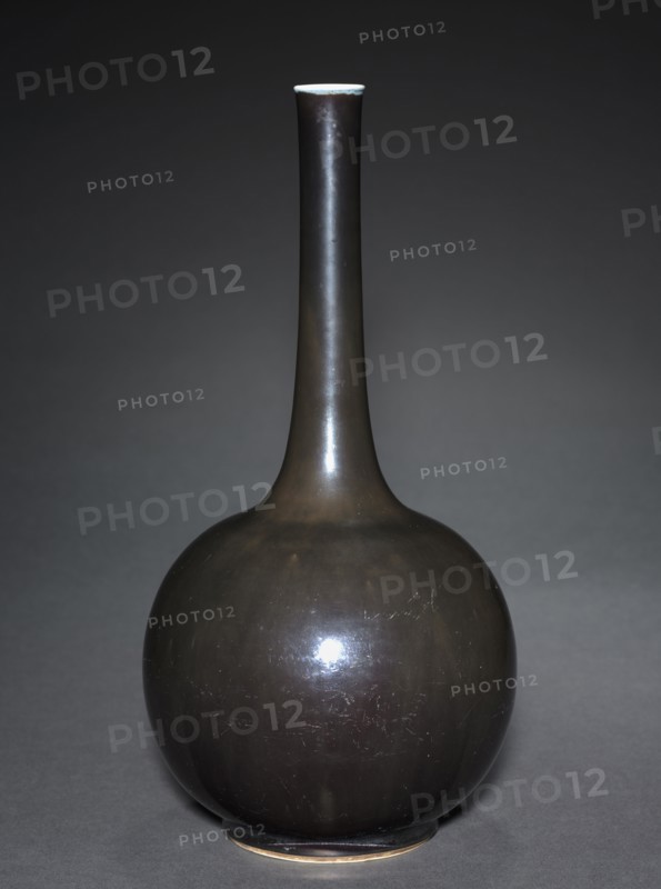 Globular Vase, 1644-1912. China, Qing dynasty (1644-1911). Glazed porcelain; overall: 44.5 x 23 cm (17 1/2 x 9 1/16 in.).