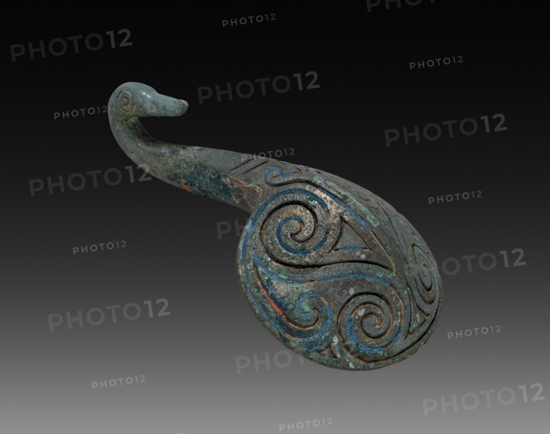 Belt Hook, late 6th-early 5th Century BC. China, Eastern Zhou dynasty (771-256 BC). Bronze inlaid with powdered azurite; overall: 6.2 cm (2 7/16 in.).