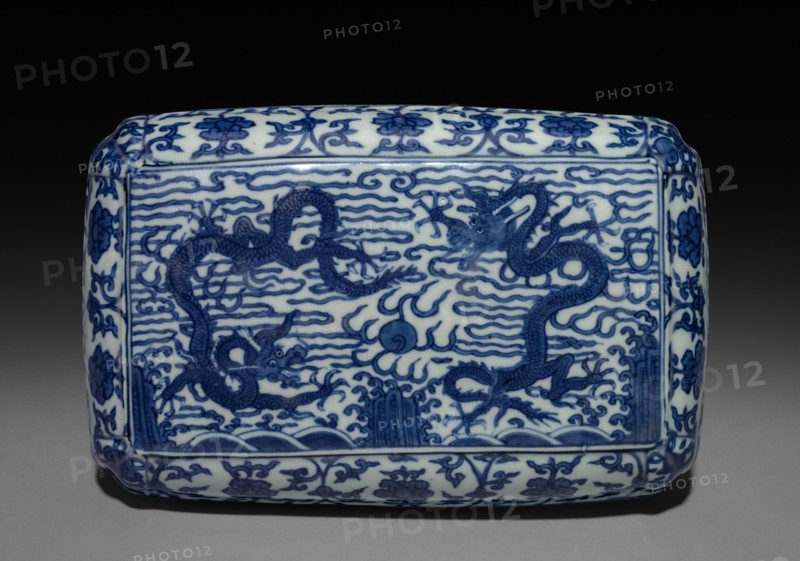 Covered Box with Dragons, 1573-1620. China, Jiangxi province, Jingdezhen kilns, Ming dynasty (1368-1644), Wanli reign (1572-1620). Porcelain with underglaze blue decoration; overall: 8.9 x 15.2 cm (3 1/2 x 6 in.).