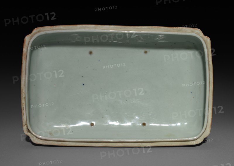 Covered Box with Dragons (lid), 1573-1620. China, Jiangxi province, Jingdezhen kilns, Ming dynasty (1368-1644), Wanli reign (1572-1620). Porcelain with underglaze blue decoration; overall: 8.9 x 15.2 cm (3 1/2 x 6 in.).