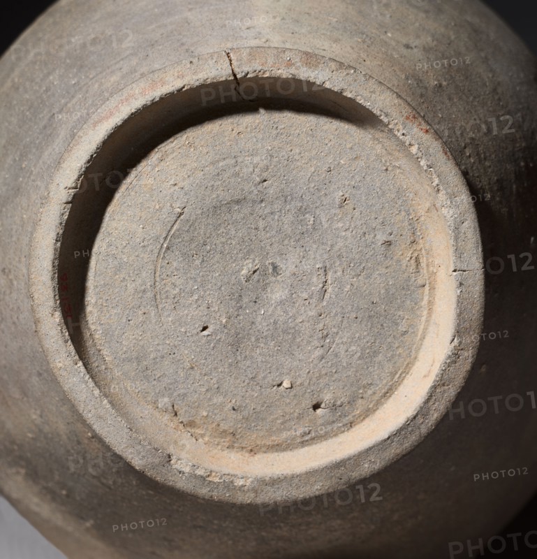 Cinerary Urn: Sueki Ware, first half of 9th century. Japan, Heian Period (794-1185). Stoneware with slight natural ash glaze; diameter: 24 cm (9 7/16 in.); overall: 22.5 cm (8 7/8 in.); without cover: 21.2 cm (8 3/8 in.); diameter without lid: 11 cm (4 5/16 in.).