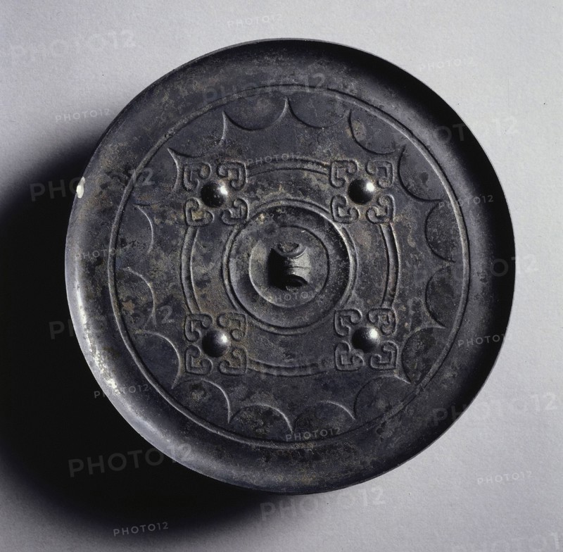 Mirror with Quatrefoils and Linked Arcs, 2nd century BC. China, Western Han dynasty (202 BC-AD 9). Bronze; diameter: 14 cm (5 1/2 in.); overall: 0.6 cm (1/4 in.); rim: 0.6 cm (1/4 in.).