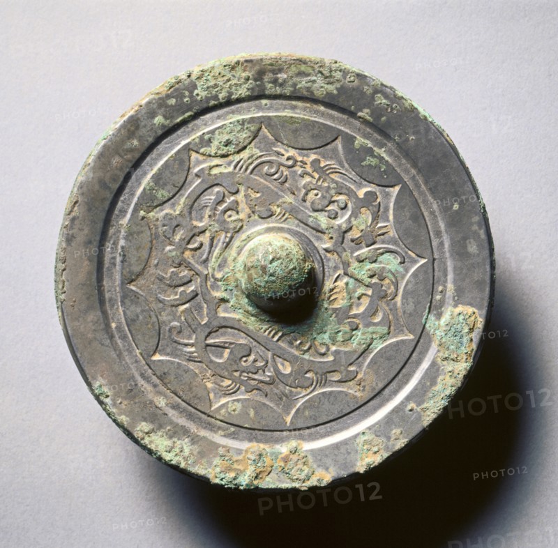 Mirror with Linked Arcs and Kui Dragons, 2nd century. China, Eastern Han dynasty (25-220). Bronze; diameter: 12.5 cm (4 15/16 in.); overall: 1.3 cm (1/2 in.); rim: 0.4 cm (3/16 in.).