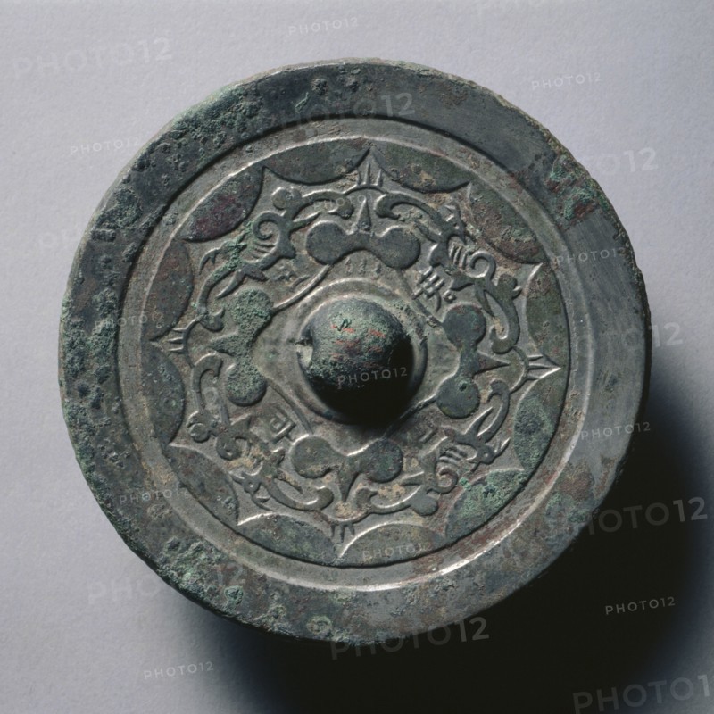 Mirror with Quatrefoil and Linked Arcs, early 1st-early 3rd century. China, Eastern Han dynasty (25-220). Bronze; diameter: 12.2 cm (4 13/16 in.); overall: 1.1 cm (7/16 in.); rim: 0.3 cm (1/8 in.).