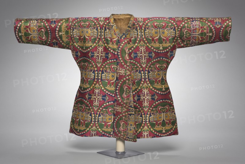 Child’s Coat with Ducks in Pearl Medallions, 700s. Probably Sogdia (present-day Uzbekistan). Silk: weft-faced compound twill weave (samite); width across shoulders: 84.5 cm (33 1/4 in.); length back of neck to hem: 51.4 cm (20 1/4 in.)