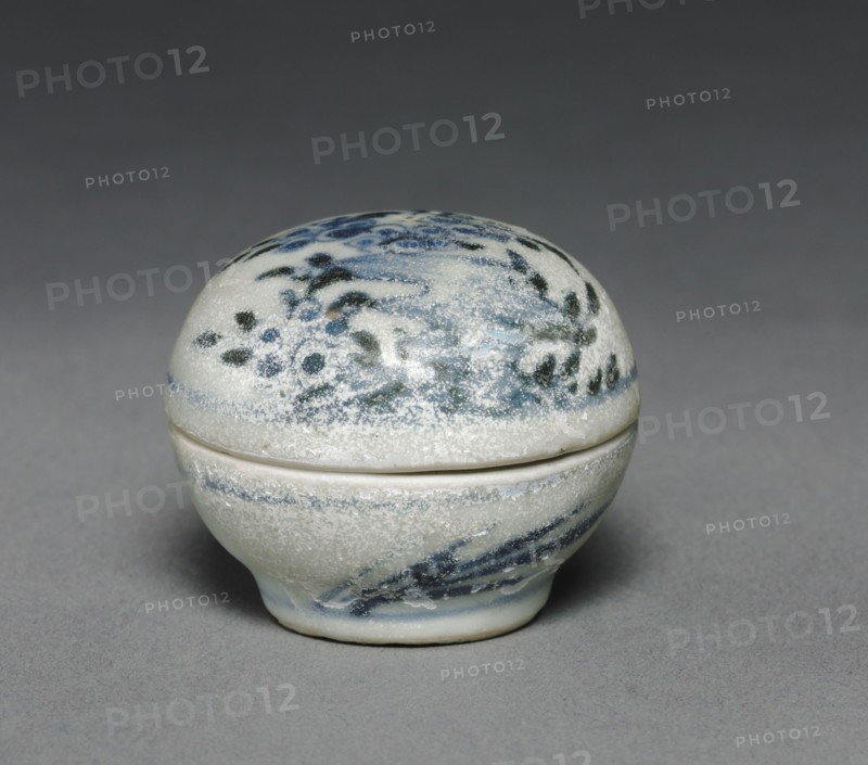 Pill Box, c. 1752. China, Qing dynasty (1644-1911). Porcelain with blue and white decoration; diameter: 3.6 cm (1 7/16 in.); overall: 3 cm (1 3/16 in.).