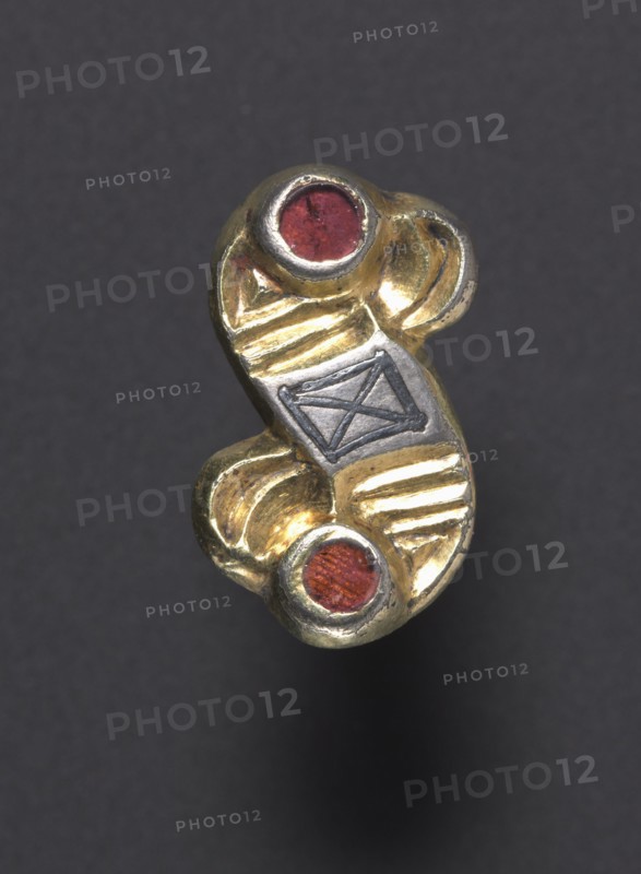 S-Shaped Fibula, 500s. Alemannic, 6th century. Silver gilt with garnets and niello; overall: 2.2 x 1.6 x 0.8 cm (7/8 x 5/8 x 5/16 in.)