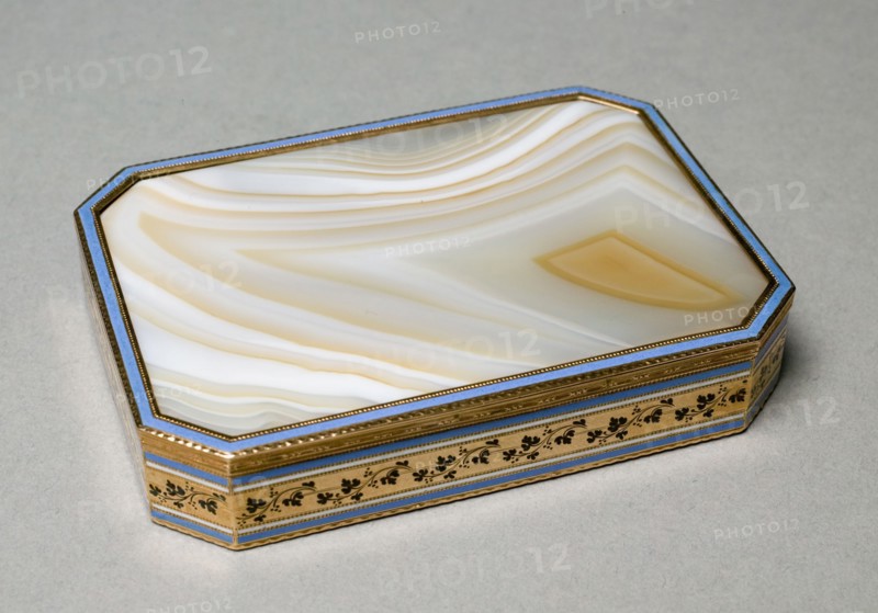Snuff Box, 1800-1815. Russia, early 19th century. Striated agate in gold and enamel mounts; overall: 8.6 cm (3 3/8 in.).
