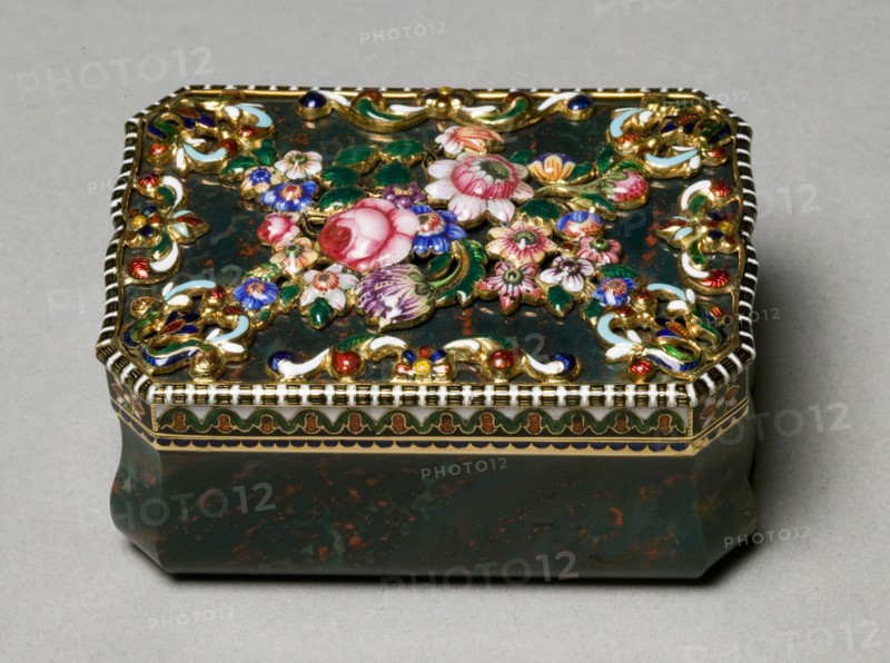 Snuff Box, c. 1820-40. Attributed to Jean-Louis Richter (Swiss, 1766-1841). Gold, champlevé enamel, bloodstone