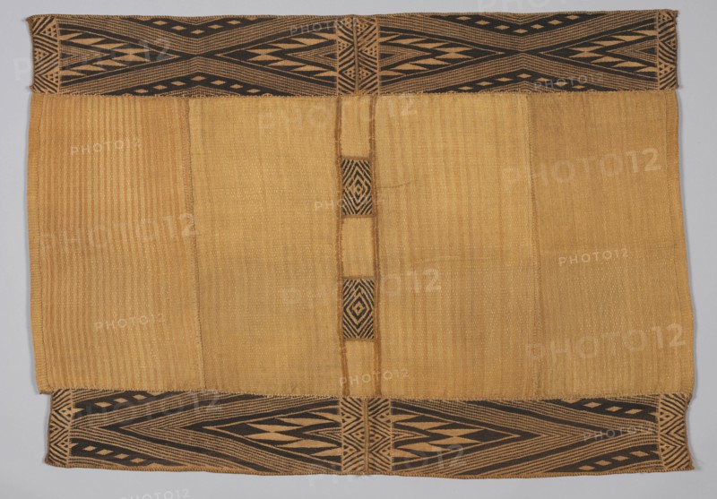 Woman's Skirt, 1875-1925. Central Africa, Democratic Republic of the Congo, Mbuun people. Raffia palm fiber; overall: 73.7 x 102.9 cm (29 x 40 1/2 in.)