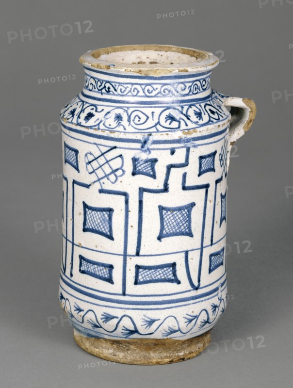 Jar with a Kufic Pattern; Montelupo, Italy; mid-15th century; Tin-glazed earthenware; 18.1 x 9.5 x 13 cm