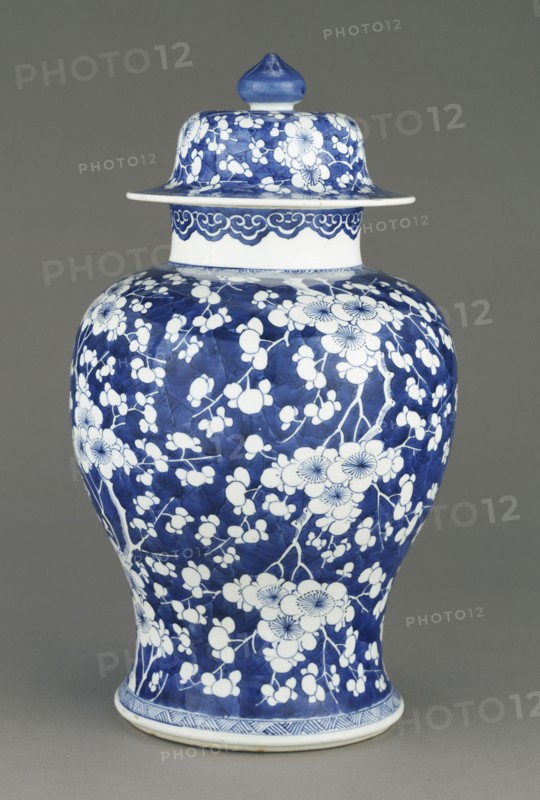 One pair of lidded vases; China; about 1662 - 1722; Hard-paste porcelain; blue enamel decoration; 43.2 x 25.4 cm, 17 x 10 in