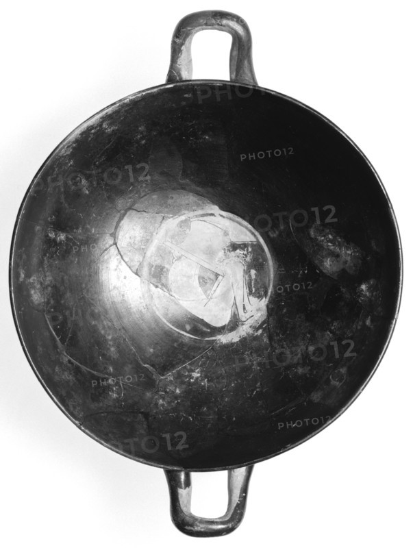 Attic Red-Figure Kylix; Athens, Greece, Europe; about 500 - 490 B.C; Terracotta; 8 x 24.5 x 19 cm, 3 1,8 x 9 5,8 x 7 1,2 in