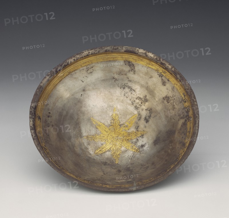 Bowl with Leaf Calyx Medallion; Eastern Hellenistic Empire; 2nd - 1st century B.C; Silver with gilding; 4.9 × 19.8 cm, 0.2607 kg