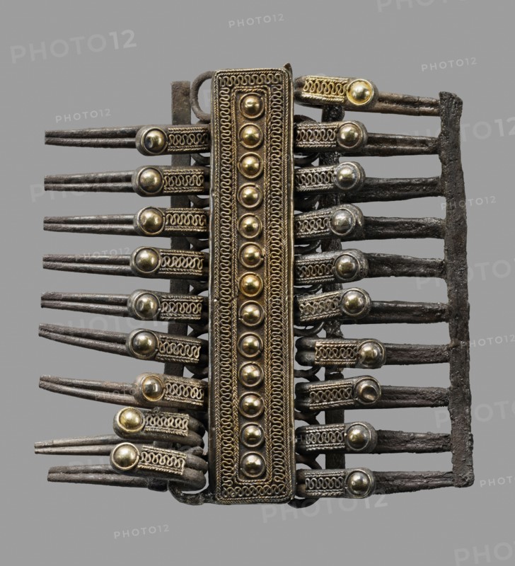 Comb Brooch; Etruria; 700–650 B.C; Silver and gold; 5.6 × 5.7 × 1 cm, 2 3,16 × 2 1,4 × 3,8 in