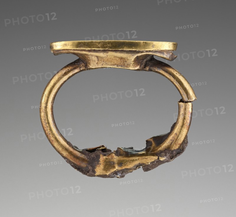 Winged Lion and Sphinx; Etruria; 550 - 500 B.C; Hoop: gold-plated silver; bezel: gold; 1.9 × 0.9 cm, 3,4 × 3,8 in