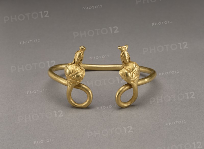 Bracelet with Busts of Isis; Egypt; 3rd - 2nd century B.C; Gold; 5.5 cm, 2 3,16 in