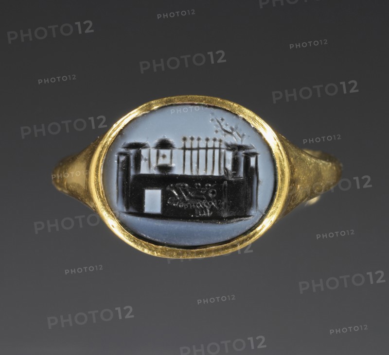 Achilles Dragging Hector's Body; Roman Empire; 1st century; Gem: glass paste; ring: gold; 1.2 × 1 cm, 1,2 × 3,8 in