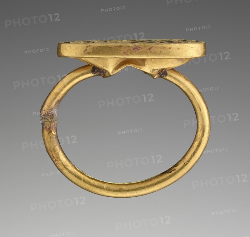 Ambush at a Fountain; Etruria; 550 - 500 B.C; Hoop: gold-plated silver; bezel: gold; 2.1 × 1 cm, 13,16 × 3,8 in