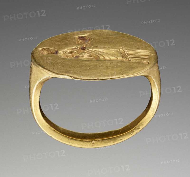 Ring Engraved with a Muse Holding a Mask; 325 - 300 B.C; Gold; 2.2 × 2.1 cm, 7,8 × 13,16 in