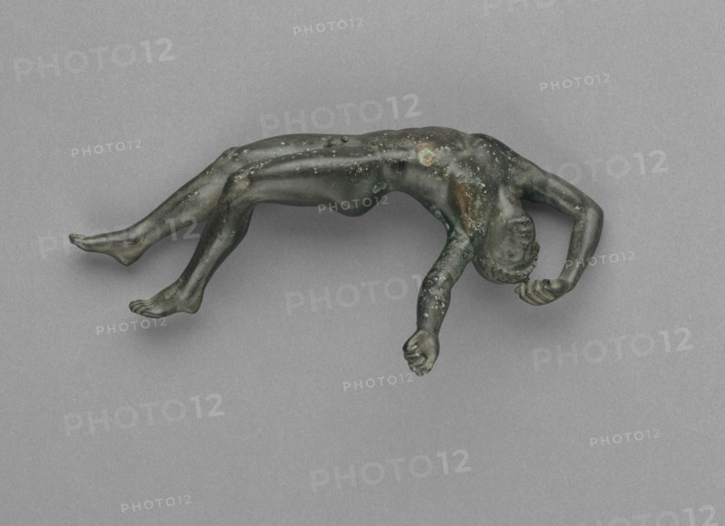 Statuette of a Dead Swordsman; Greece; about 475 B.C; Bronze with inlaid copper; 13.3 × 7.3 × 4 cm, 5 1,4 × 2 7,8 × 1 9,16 in