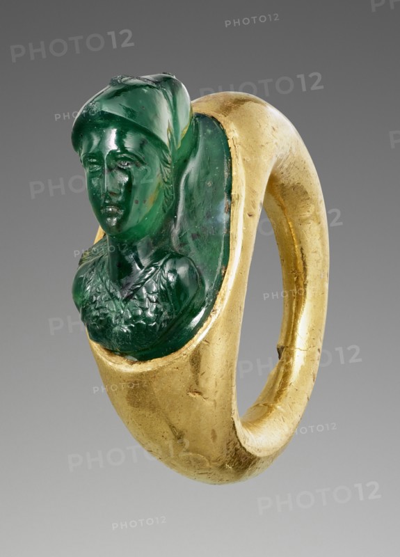 Minerva; 1st century; Gem: chrome chalcedony; ring: gold; 1.8 × 1.1 × 1.3 cm, 3,4 × 7,16 × 1,2 in