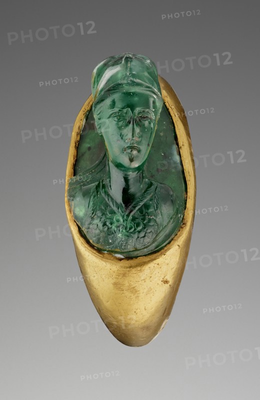 Minerva; 1st century; Gem: chrome chalcedony; ring: gold; 1.8 × 1.1 × 1.3 cm, 3,4 × 7,16 × 1,2 in