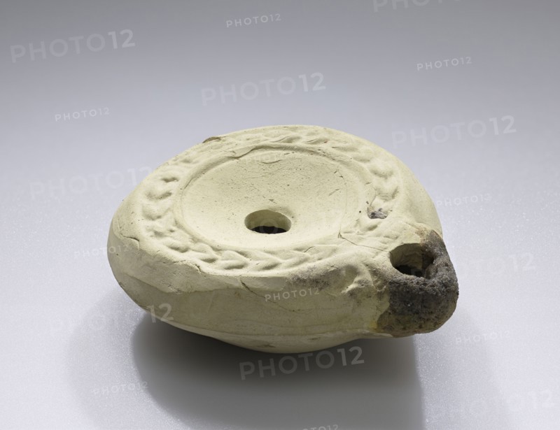 Lamp; Greece, Corinth, 4th century; Terracotta; 2.1 × 5.6 × 6.6 cm, 13,16 × 2 3,16 × 2 5,8 in