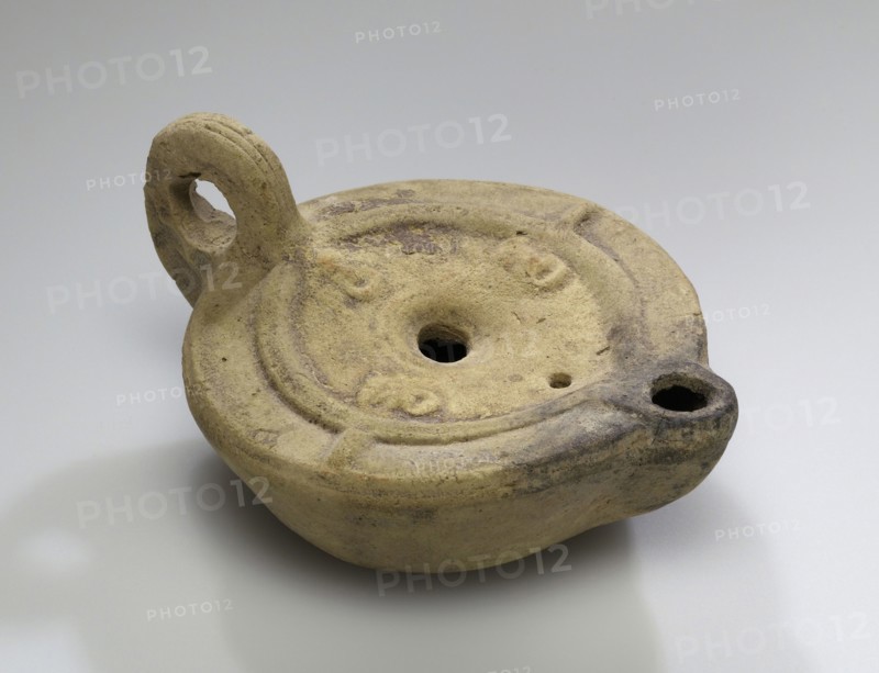 Lamp; Greece, Corinth, early 2nd century; Terracotta; 4.2 x 7.1 x 9 cm, 1 5,8 x 2 13,16 x 3 9,16 in