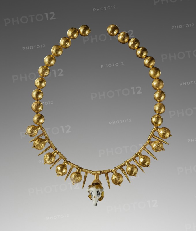 Necklace with a Pendant Featuring a Head of a Ram; Etruria; 525 - 500 B.C; Gold and glass; 29 × 2.5 × 2.5 cm, 11 7,16 × 1 × 1 in