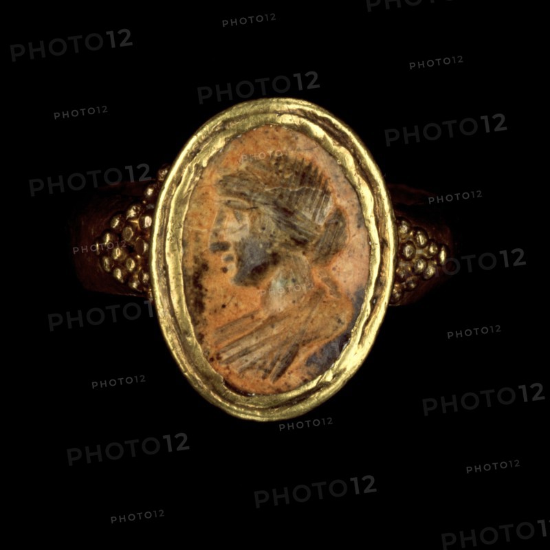 Ring; Roman Empire; 250 - 400; Gold, carnelian; 2.5 × 2.3 cm, 1 × 7,8 in