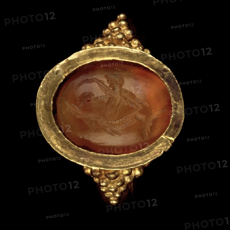Ring; Roman Empire; 250 - 400; Gold, carnelian; 2.7 × 2.9 cm, 1 1,16 × 1 1,8 in