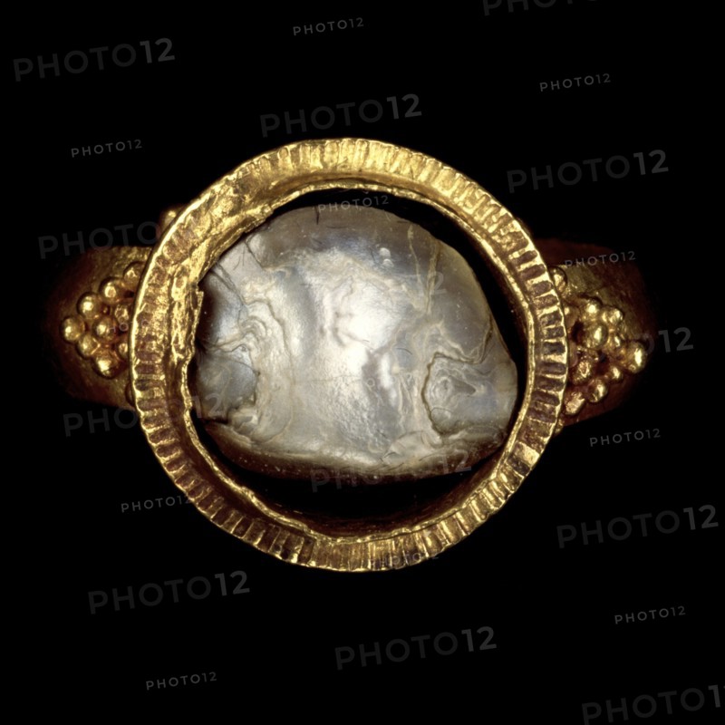 Ring; Roman Empire; 250 - 400; Gold, mother-of-pearl; 3 × 2.8 cm, 1 3,16 × 1 1,16 in