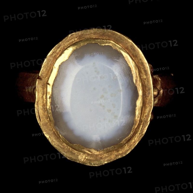 Ring; Roman Empire; 250 - 400; Gold, agate; 3 × 2.7 cm, 1 3,16 × 1 1,16 in