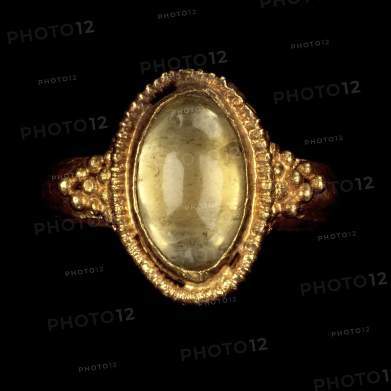 Ring; Roman Empire; 250 - 400; Gold, rock crystal; 2.9 × 2.5 cm, 1 1,8 × 1 in