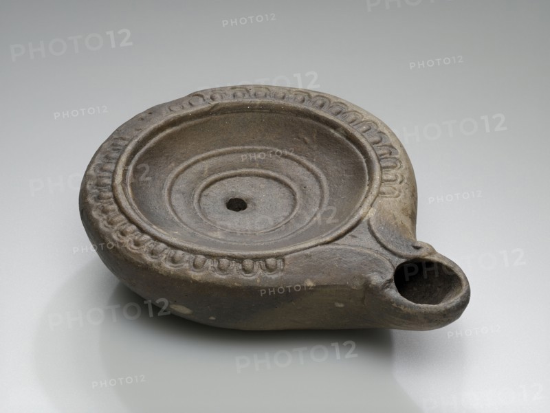 Lamp, Anatolia; 1st - 4th century; Terracotta; 3 x 8.3 x 10.5 cm, 1 3,16 x 3 1,4 x 4 1,8 in