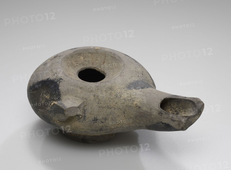 Lamp, Asia Minor; 3rd century B.C; Terracotta; 3.9 × 7 × 10 cm, 1 9,16 × 2 3,4 × 3 15,16 in