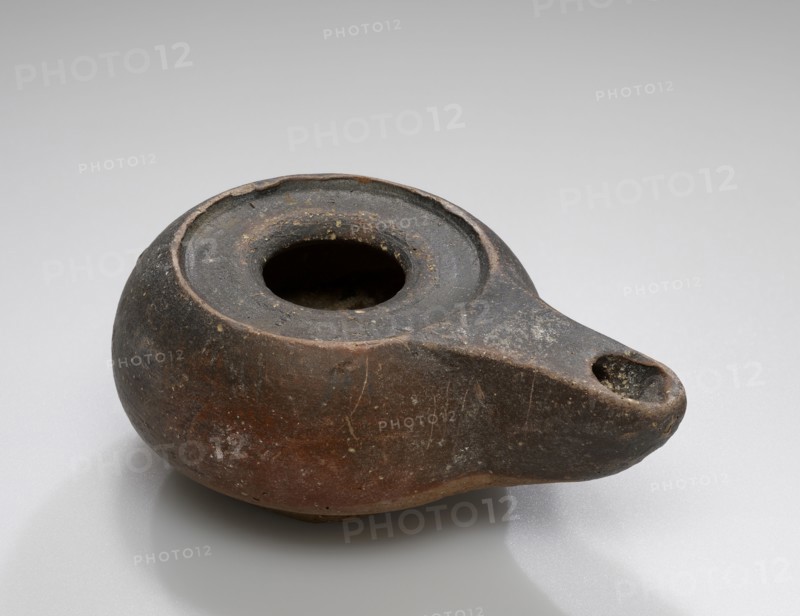 Lamp, Central Anatolia, Anatolia; 4th - 3rd century B.C; Terracotta; 3.5 × 6.5 × 9 cm, 1 3,8 × 2 9,16 × 3 9,16 in