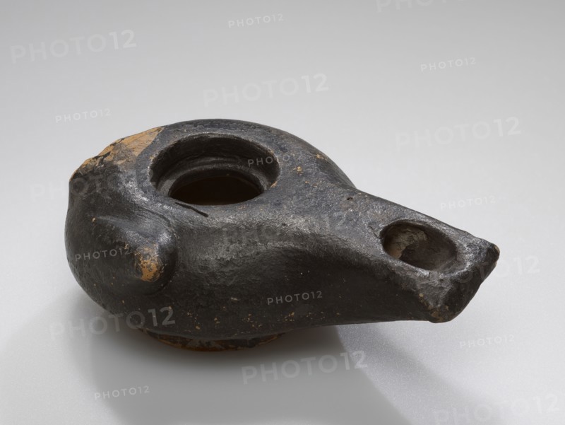 Lamp, Paestum, Italy; 2nd century B.C; Terracotta; 3.1 × 6 × 9 cm, 1 1,4 × 2 3,8 × 3 9,16 in