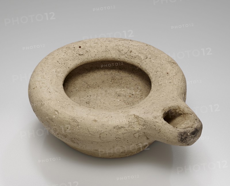 Lamp, South Italy; 5th century B.C; Terracotta; 3.2 x 8.2 x 10.2 cm, 1 1,4 x 3 1,4 x 4 in