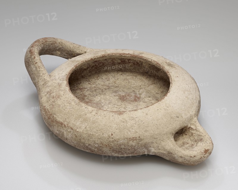 Lamp, South Italy; 5th century B.C; Terracotta; 3 x 10.4 x 14 cm, 1 3,16 x 4 1,8 x 5 1,2 in