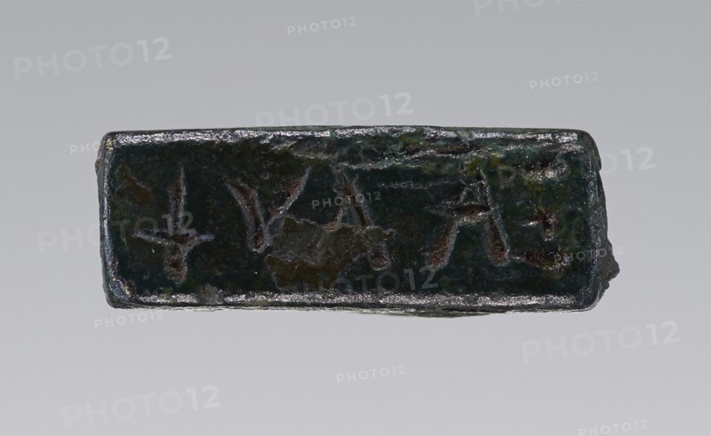 Bulla; Roman Empire; 2nd - 4th century; Metal alloy, Bronze, high Sn, Zinc, 1.1 x 0.4 x 0.4 cm, 7,16 x 3,16 x 3,16 in