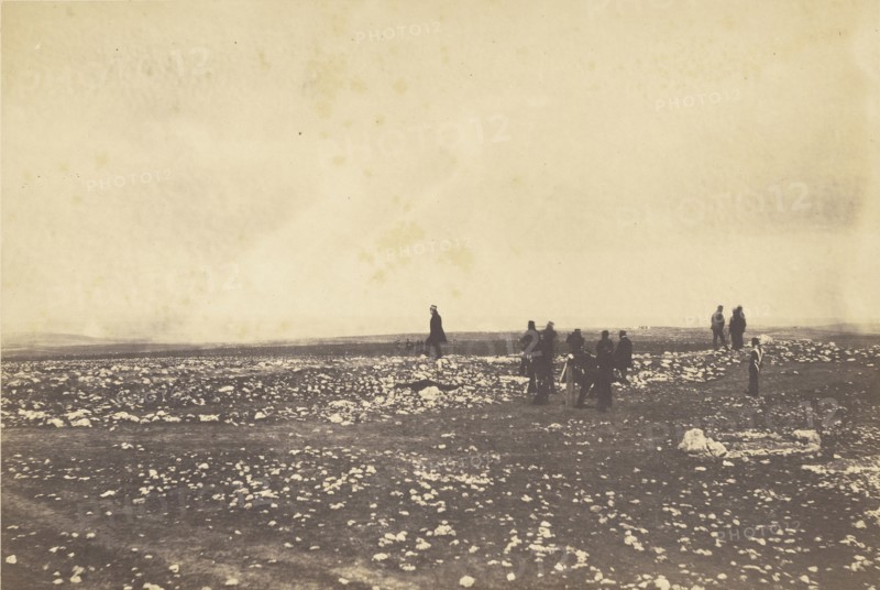 Officers on the lookout at Cathcarts Hill; Roger Fenton, English, 1819 - 1869, 1855; published February 29, 1856; Salted paper