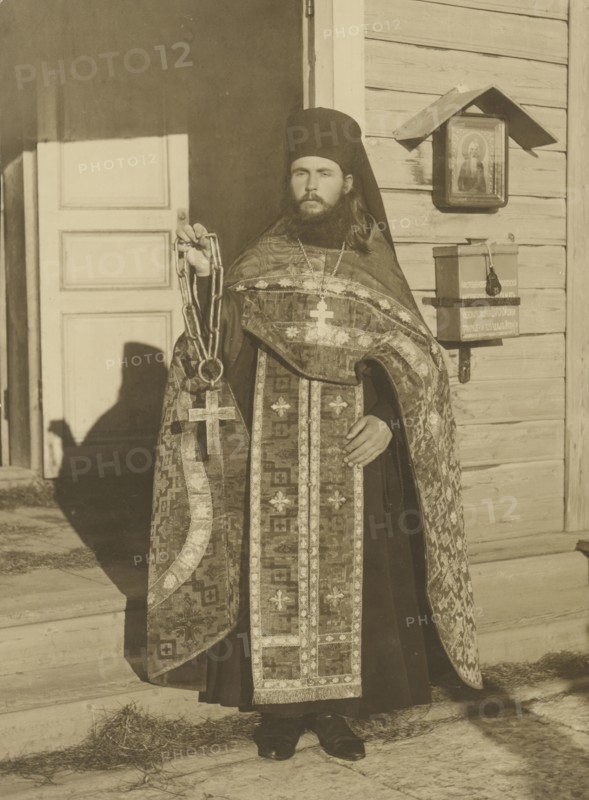Priest with an old miracle-working cross; Karl Karlovitz Bulla, Russian, 1854 - 1929, 1913; Gelatin silver print