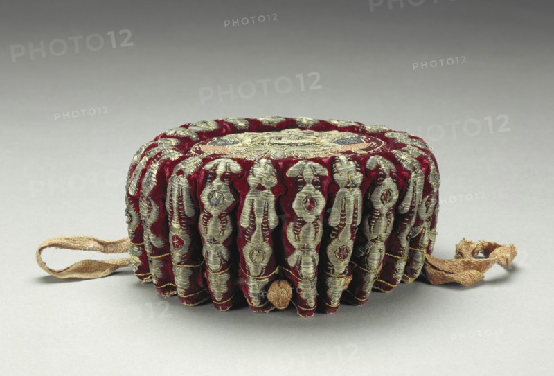 Gaming Purse, Bourse de jeu, Paris, France; early 18th century; Silk velvet with silk and silver-thread embroidery; 6.3 x 14 cm