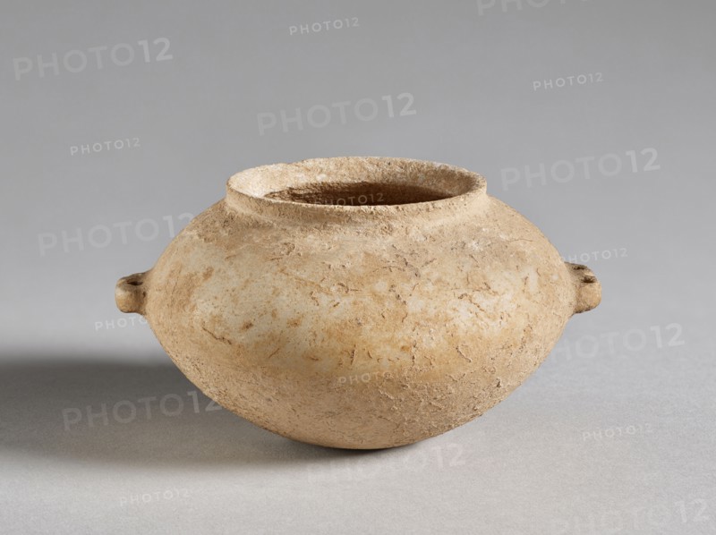 Spherical Pyxis; Cyclades, Greece; 2700 - 2200 B.C; Marble; 7.6 × 11.7 cm, 3 × 4 5,8 in