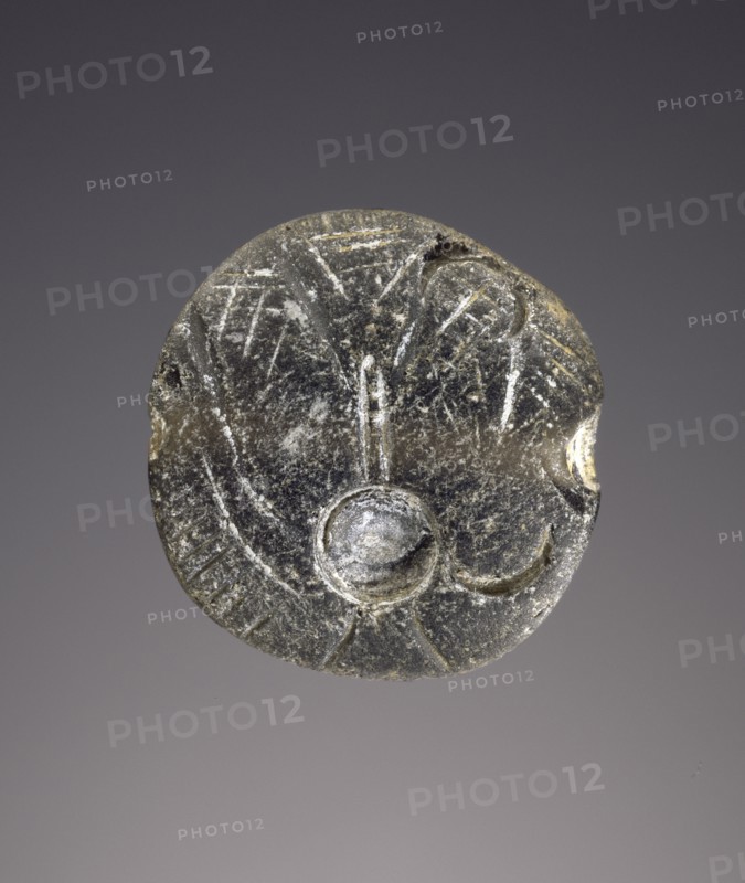 Lentoid engraved seal; Crete, Greece; Obsidian; 0.5 × 1.7 × 1.6 cm, 3,16 × 11,16 × 5,8 in